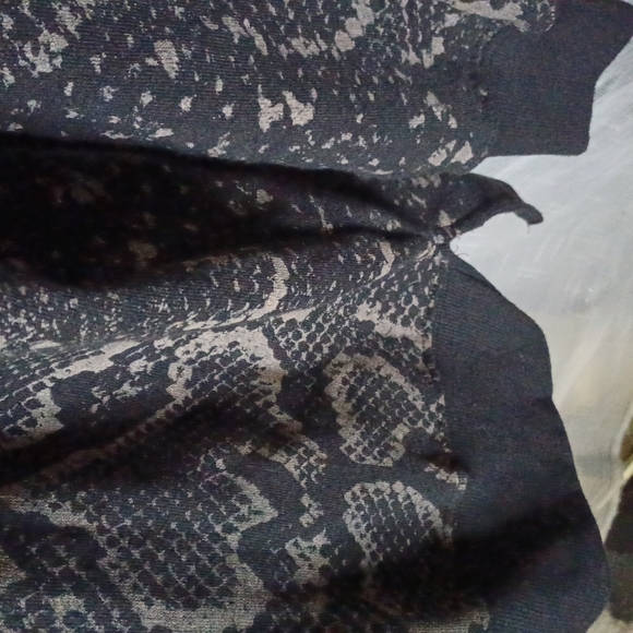 Ocean drive Oversized snake skin pattern sweatshirt, black & brown,  M, cozy - Picture 6 of 8